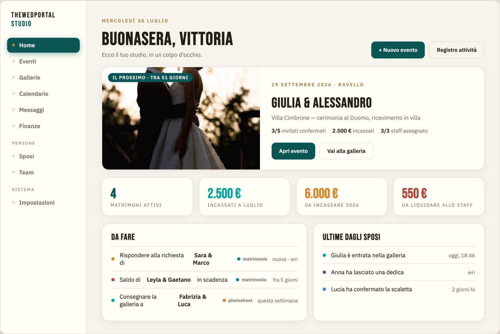 Screenshot: la scheda evento con hero premium (App Studio, tema chiaro)